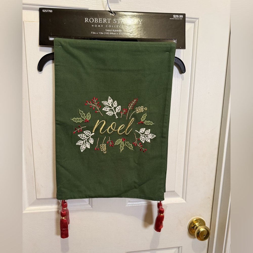 Robert Stanley Holiday Table Runner *NEW WITH TAGS*